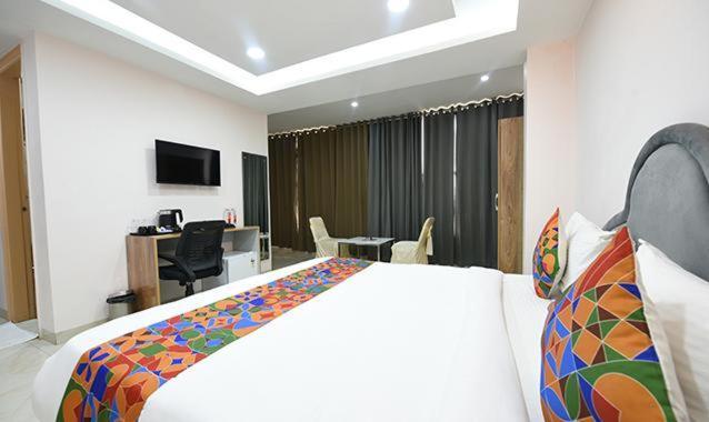 Immense Residency Hotel Фаридабад Екстериор снимка